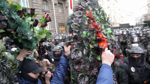 В Киеве протестующие обложили кордон силовиков похоронными венками
