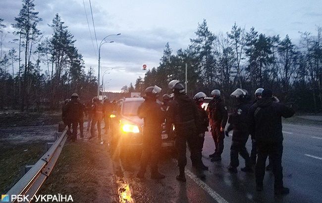 Поліція обшукує машини журналістів біля будинку Медведчука