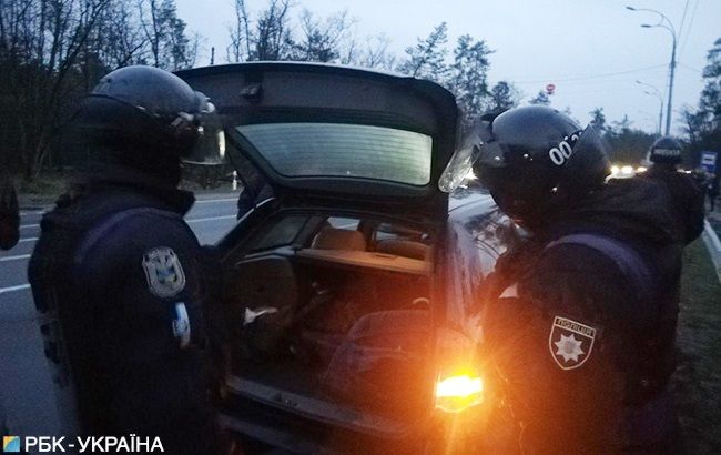 В полиции заявили, что не проводят обыски возле дома Медведчука