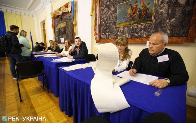 У Києві на виборчій дільниці вносять померлих людей у списки виборців