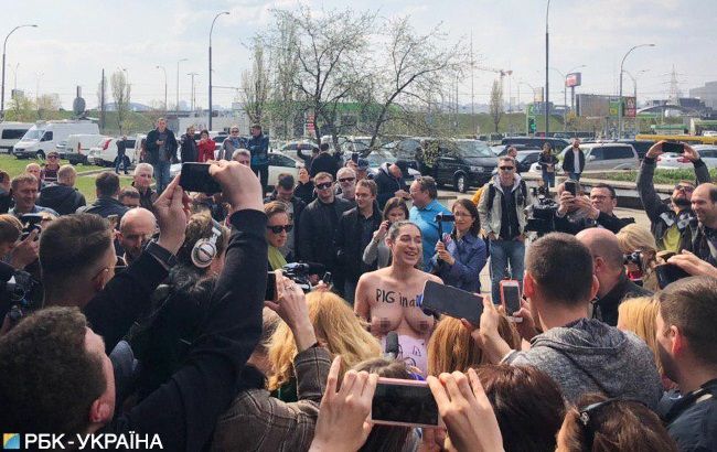 Зеленского атаковала беременная активистка Femen: фото и видео