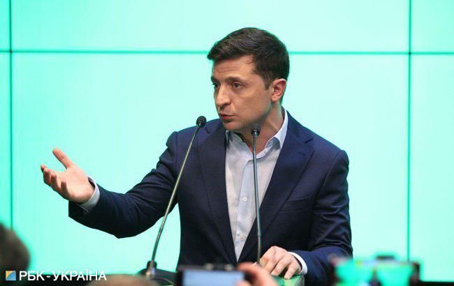 Зеленский призывает запретить массовые мероприятия с участием более 10 человек
