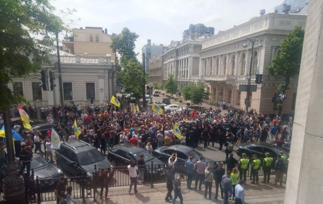 Митинг "евроблях": под Радой произошла потасовка между активистами и полицией