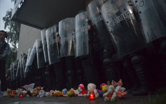 На акции в Переяслав-Хмельницком забросали петардами отделение полиции
