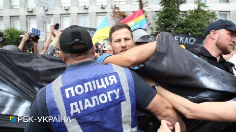 В Киеве полиция два года хранит бочки с фекалиями, которые изъяли во время нападения на Марш равенства (фото)