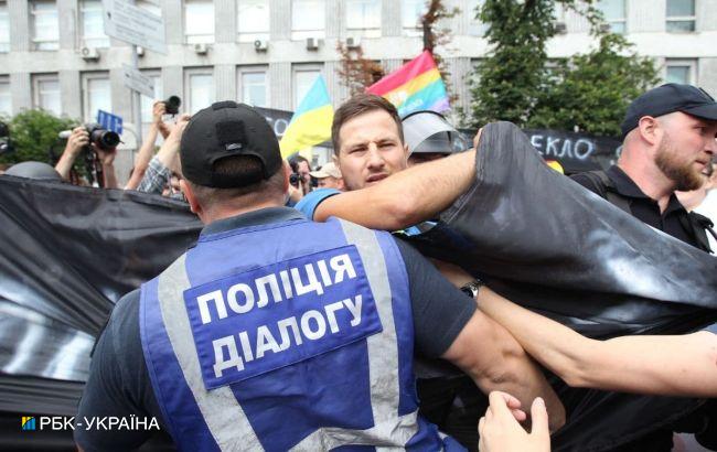 В Киеве полиция два года хранит бочки с фекалиями, которые изъяли во время нападения на Марш равенства (фото)