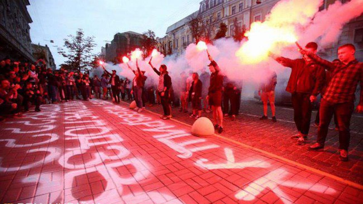 Под СБУ проходит акция, посвященная годовщине нападения на Гандзюк