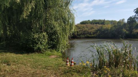 На березі ставка у Харківській області знайшли боєприпаси