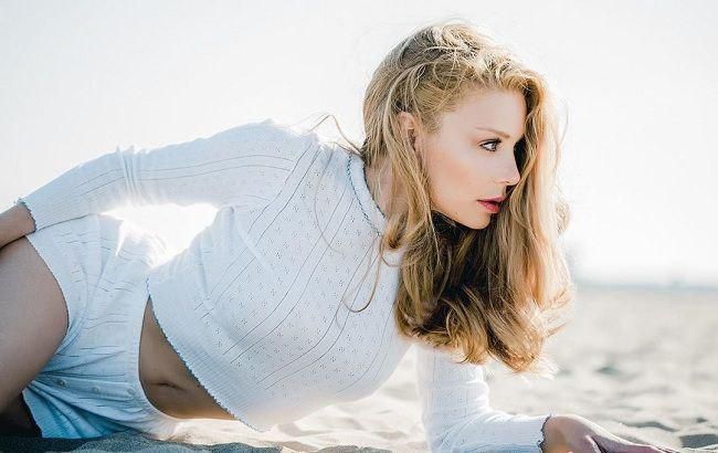 "Почему так жарко?" Тина Кароль в коротком топе покорила точеной талией