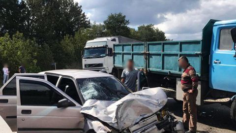 Под Хмельницком в ДТП с грузовиком пострадали 4 человека