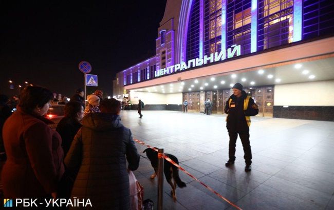 Центральний залізничний вокзал у Києві відновив роботу
