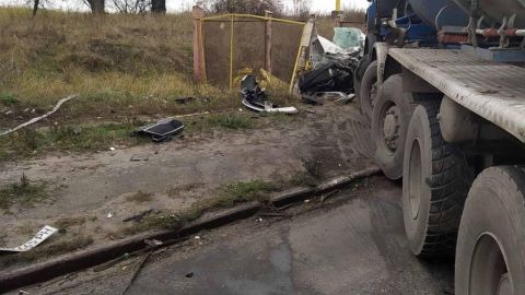В Киеве грузовик столкнулся с легковушкой, есть жертва