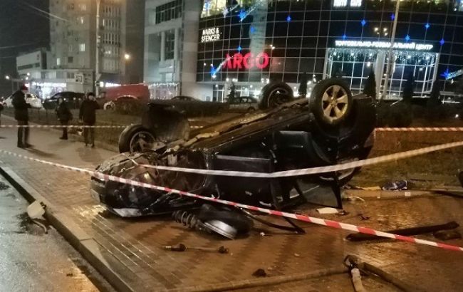 В Киеве с моста упал автомобиль, есть пострадавшие