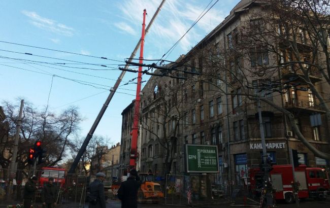 В Одессе обрушили часть здания сгоревшего колежа