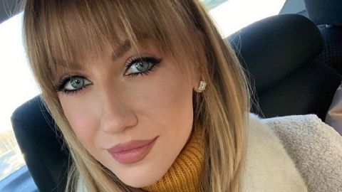 "Я ее показала!" Никитюк в жакете на голое тело заинтриговала новым видео