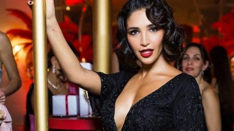 Санта Димопулос в ретро-образе удивила невероятной стройностью после родов (фото)