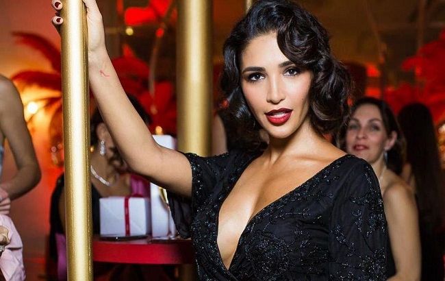 Санта Дімопулос в ретро-образі здивувала неймовірною стрункістю після пологів (фото)