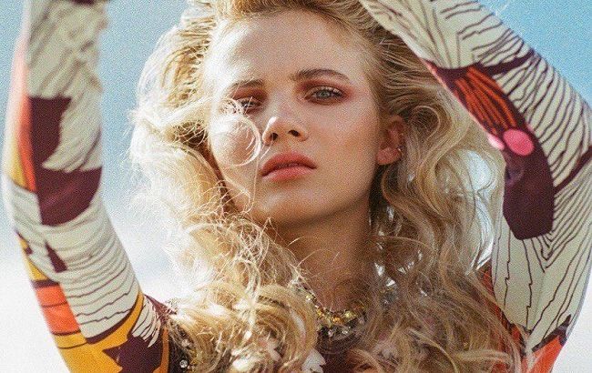 Юная звезда "Ведьмака" Фрейя Аллан показала точеную фигуру в стильных нарядах