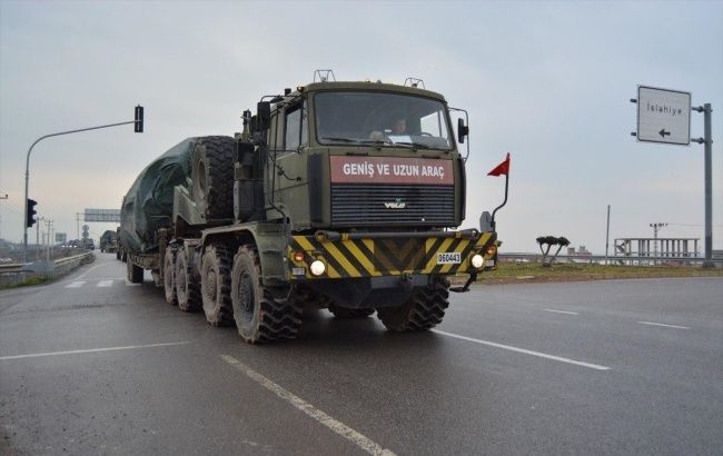 Туреччина за добу перекинула на північ Сирії сотні одиниць військової техніки