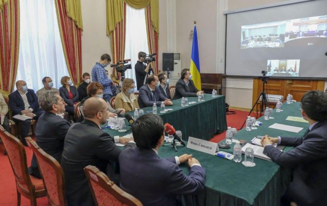 Україна домовилася про регулярні телемости з Китаєм для боротьби з коронавірусом