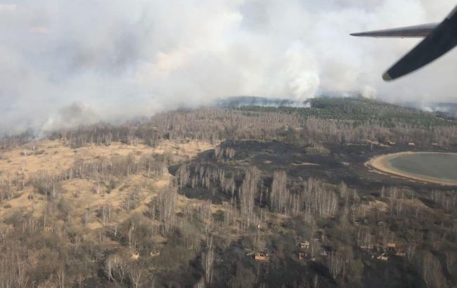 Під Чорнобилем триває гасіння осередків пожежі, залучені три вертольоти