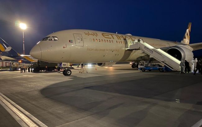 В "Борисполь" прибыл самолет со средствами защиты для 10 тысяч медиков