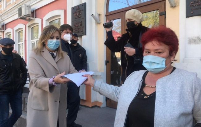 Из-за закрытия рынков в Мелитополе начались протесты, есть задержанные