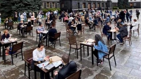 Под Офисом президента активисты "открыли" ресторан: Зеленскому оставили столик (видео)