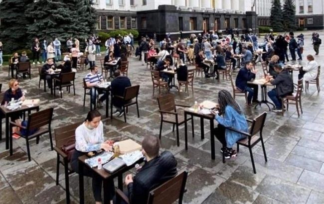 Под Офисом президента активисты "открыли" ресторан: Зеленскому оставили столик (видео)