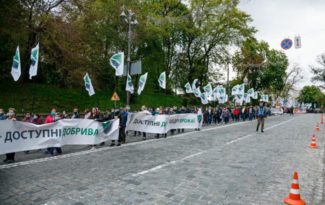 В Киеве аграрии вышли на протест против "квот Фирташа" и монополии на рынке минудобрений