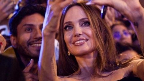 В пышной юбке и тренче: Анджелина Джоли вышла в свет в стильном наряде