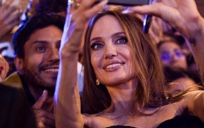 В пышной юбке и тренче: Анджелина Джоли вышла в свет в стильном наряде