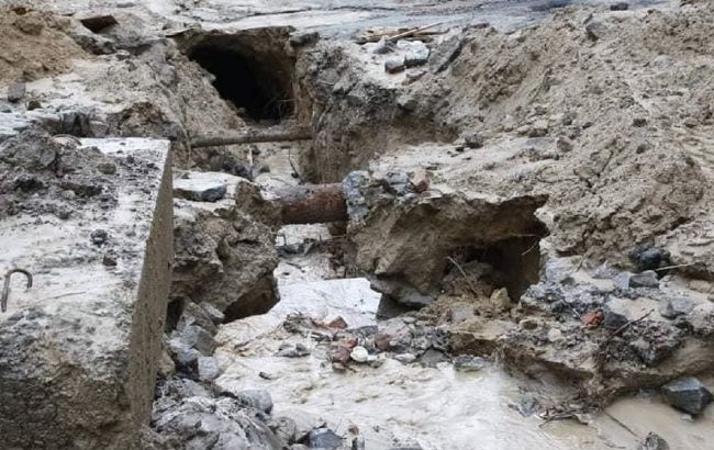 У Дніпрі сильна злива розмила дорогу: фото і відео інциденту