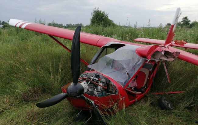 В Івано-Франківській області літак здійснив аварійну посадку на поле