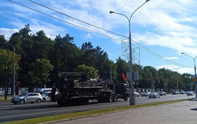 В центр Минска стянули военную технику