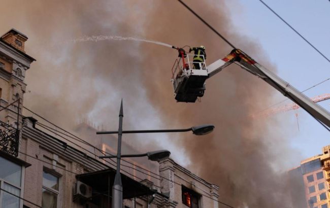 Пожежа у багатоповерхівці в центрі Києва загасили