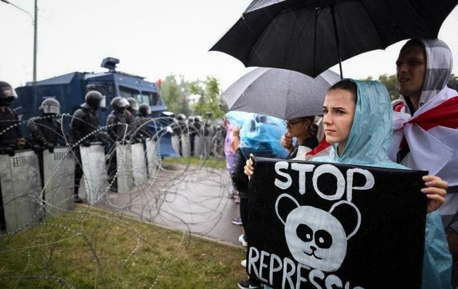 Протесты в Минске: возле резиденции Лукашенко пустили газ