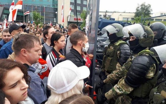Возле резиденции Лукашенко в Минске задерживают митингующих