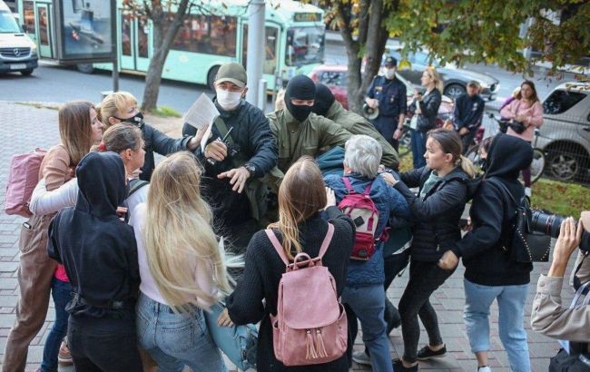 Акция в поддержку Колесниковой: силовики задержали более 10 женщин