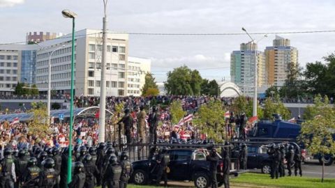 У Мінську демонстранти почали будувати барикади