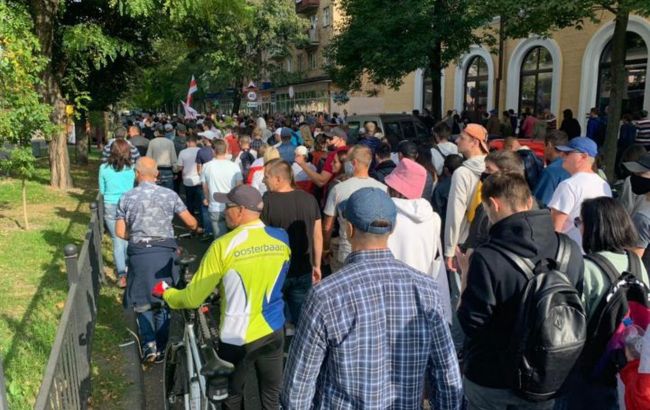 Протести у Білорусі: у Бресті мітингувальників розганяють газом