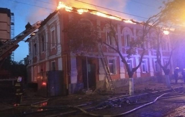 В Харькове горит жилой дом, есть жертва