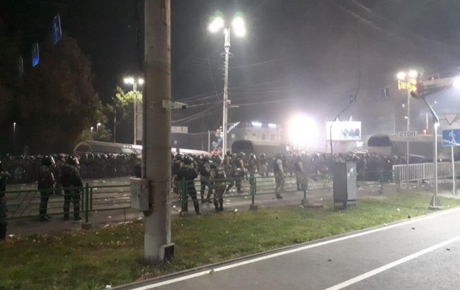 Коктейль "Молотова" и угон пожарной машины: ситуация в Бишкеке обострилась