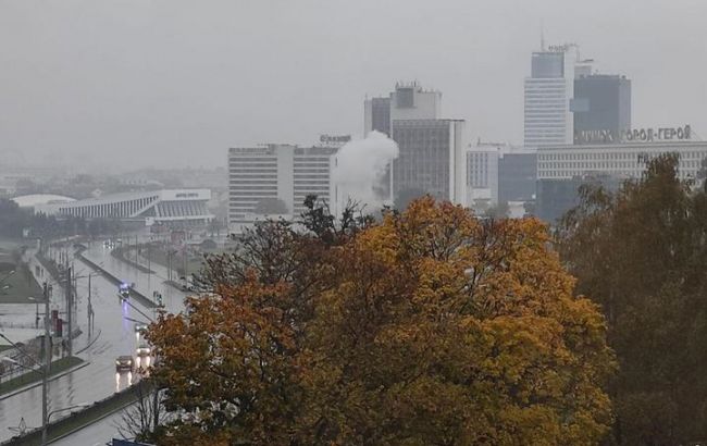 Протести в Мінську: у місті чутні постріли і вибухи
