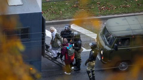 На протестах в Беларуси задержали уже более 300 человек, - правозащитники