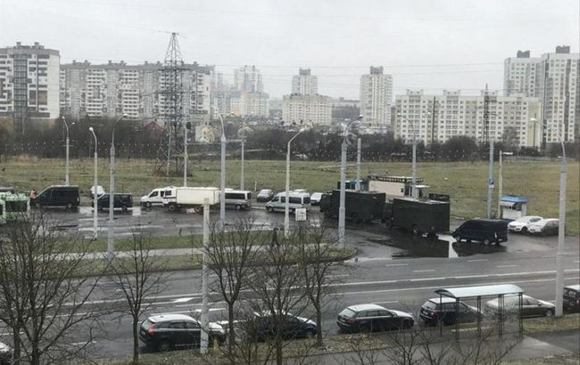 Протесты в Минске: силовики стягивают спецтехнику и устанавливают ограждения
