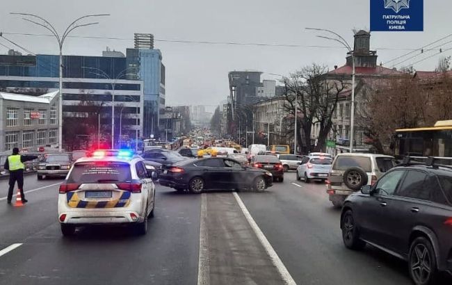 В Киеве на Шулявском мосту упали электроопоры, движение ограничено