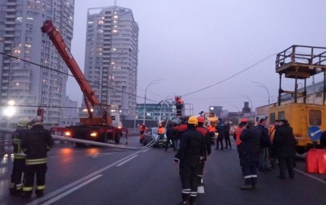 Падіння електроопор на Шулявському мосту: з'явилося відео