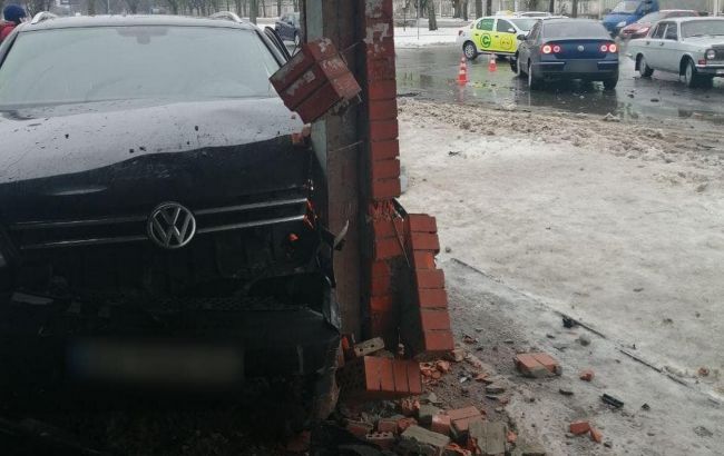 В Харькове машина из-за ДТП влетела в остановку, есть пострадавший