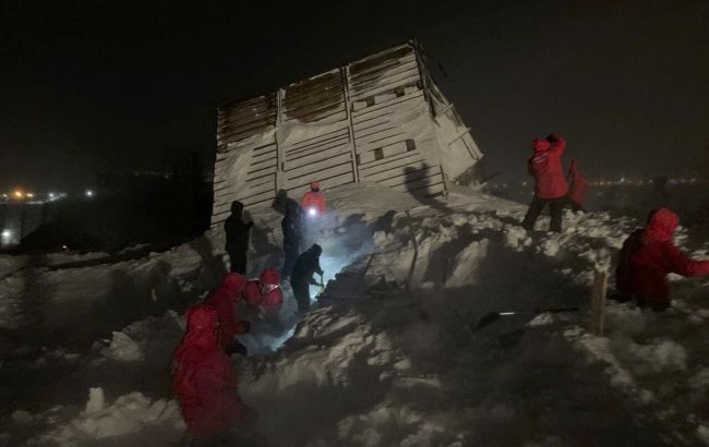 Сход лавины в России: из-под снега выбрались шесть человек